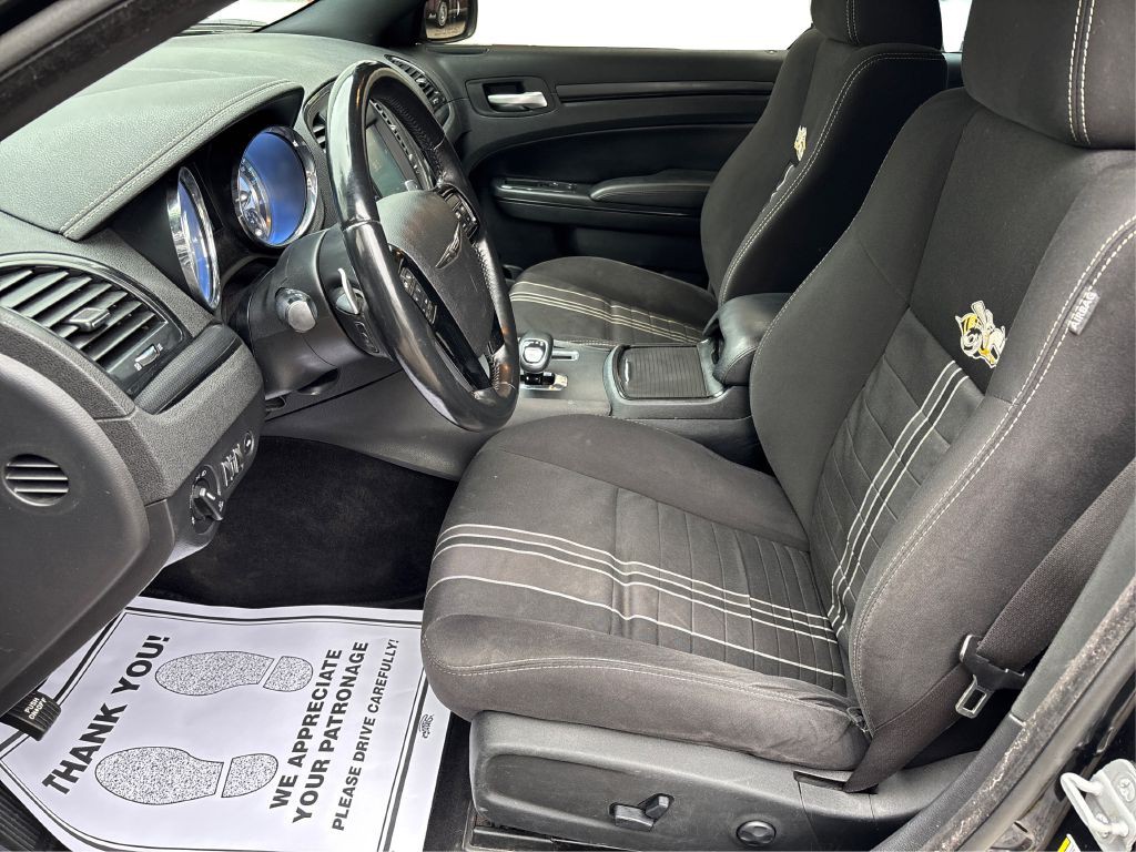 2014 Chrysler 300 Image 9