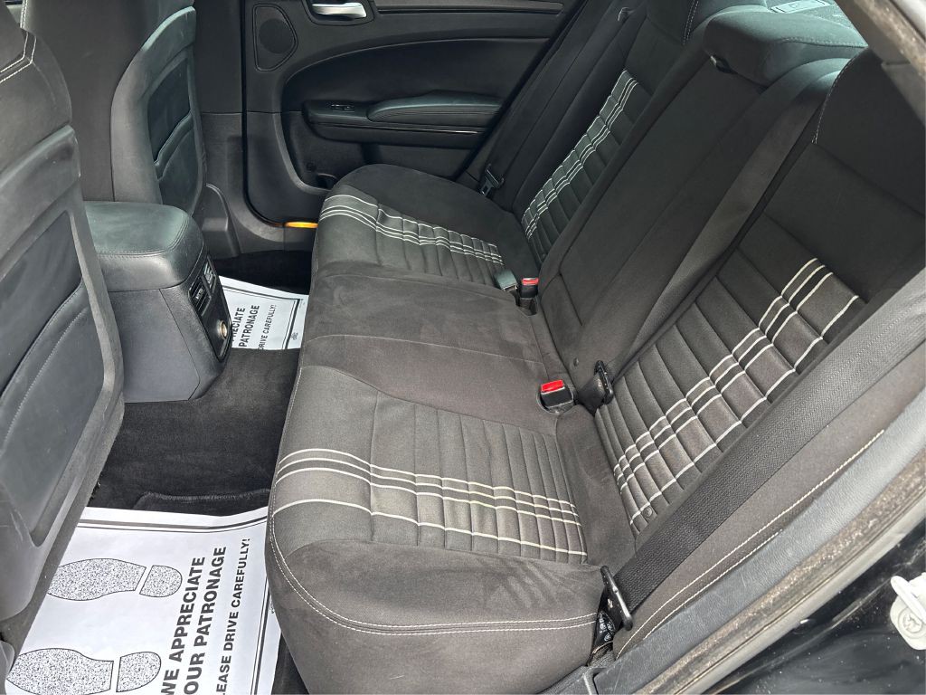 2014 Chrysler 300 Image 16