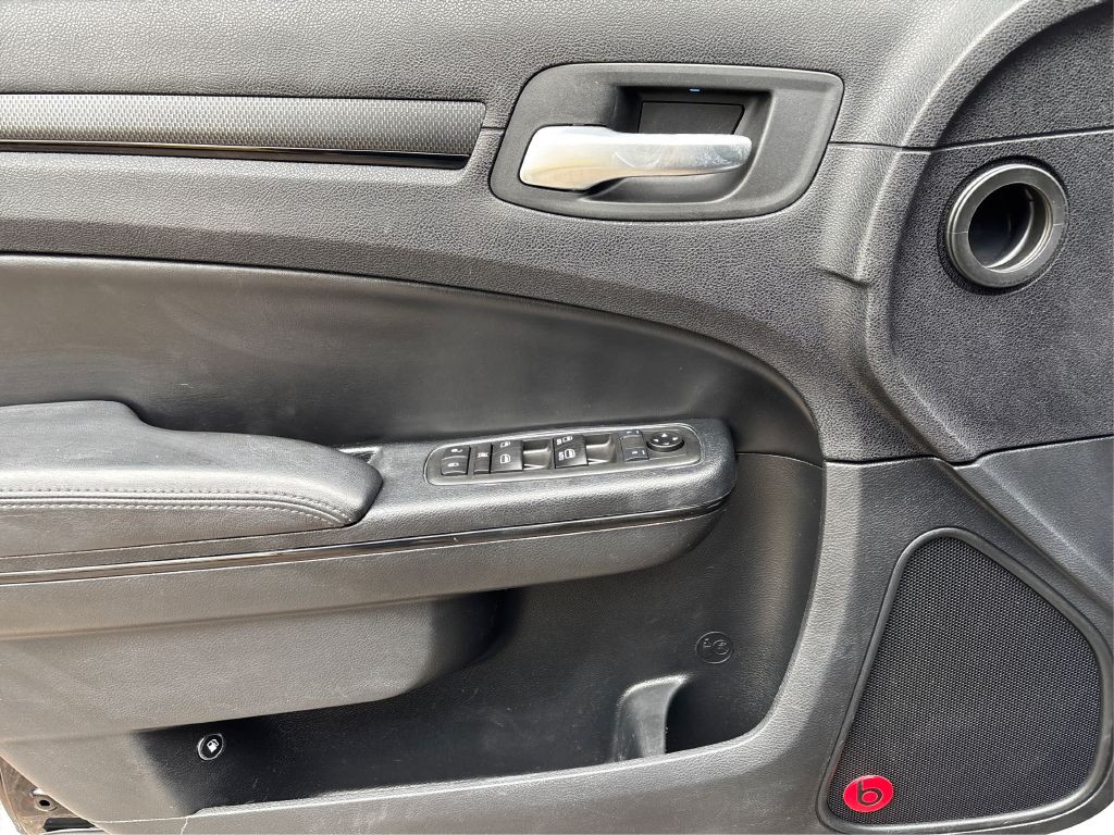 2014 Chrysler 300 Image 18