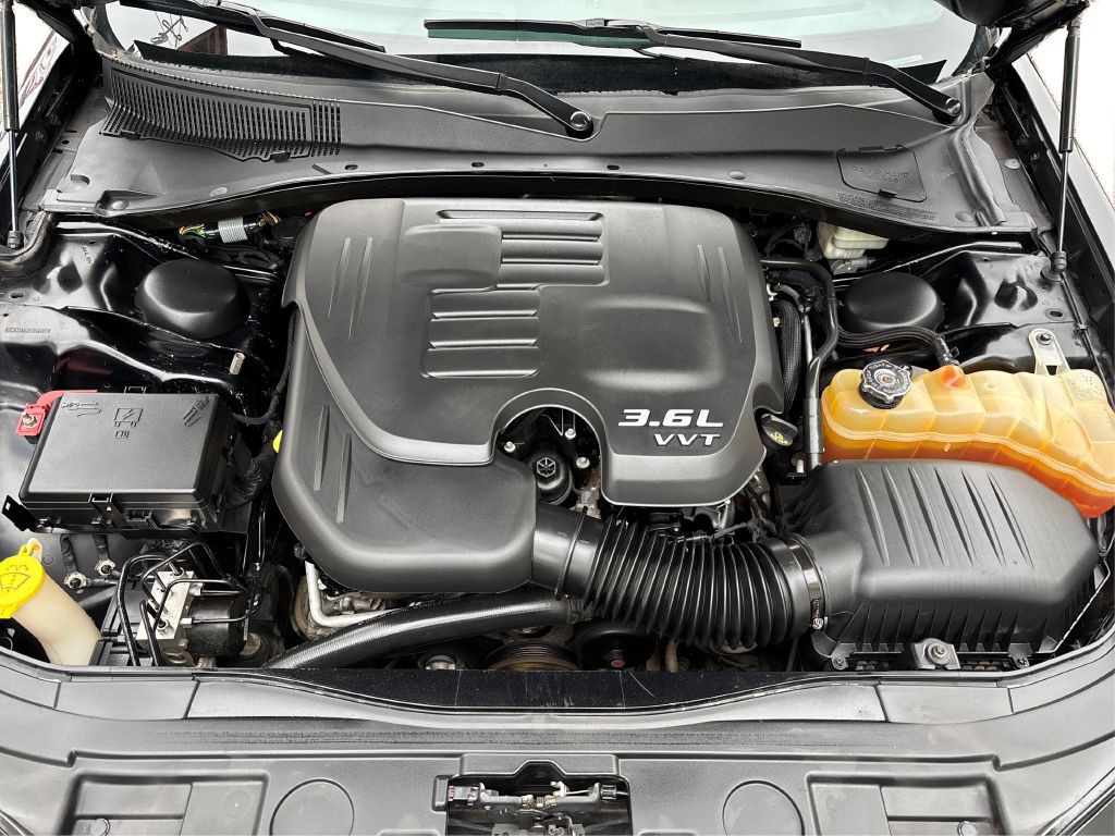 2014 Chrysler 300 Image 24