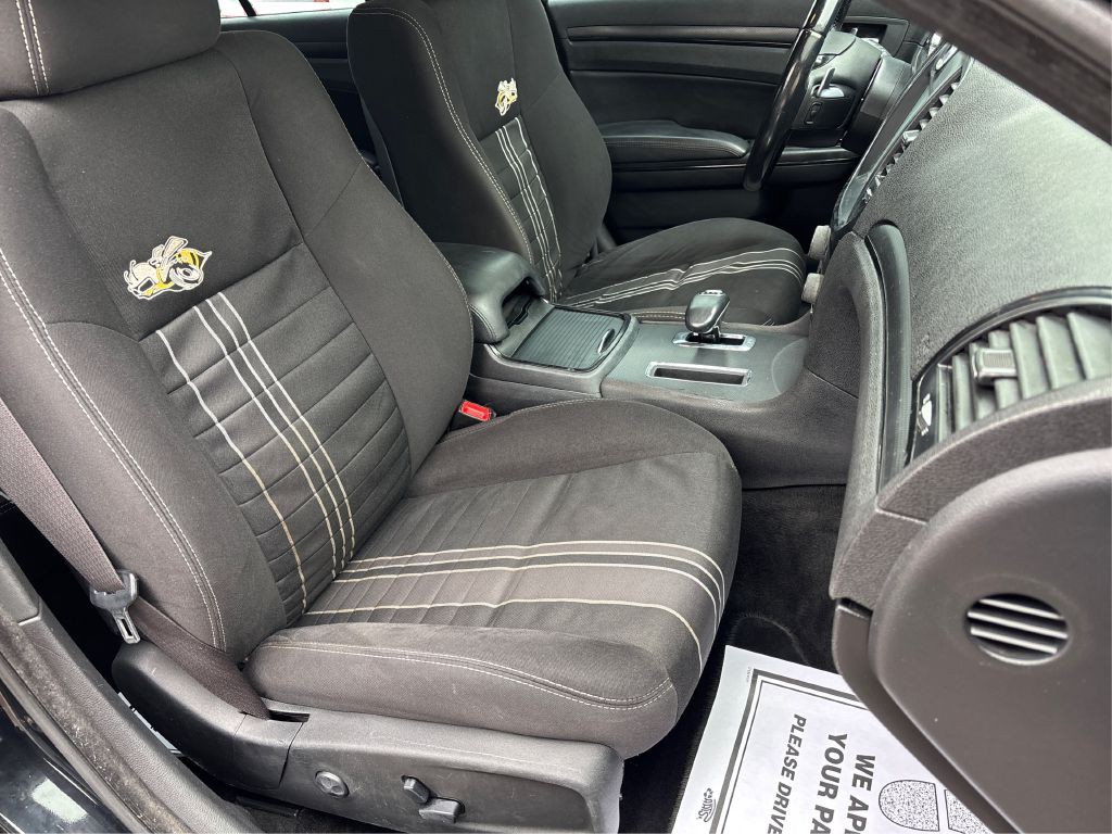 2014 Chrysler 300 Image 25