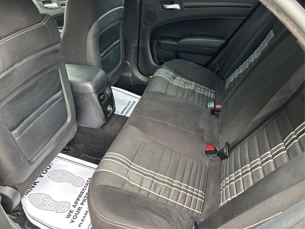 2014 Chrysler 300 Image 26