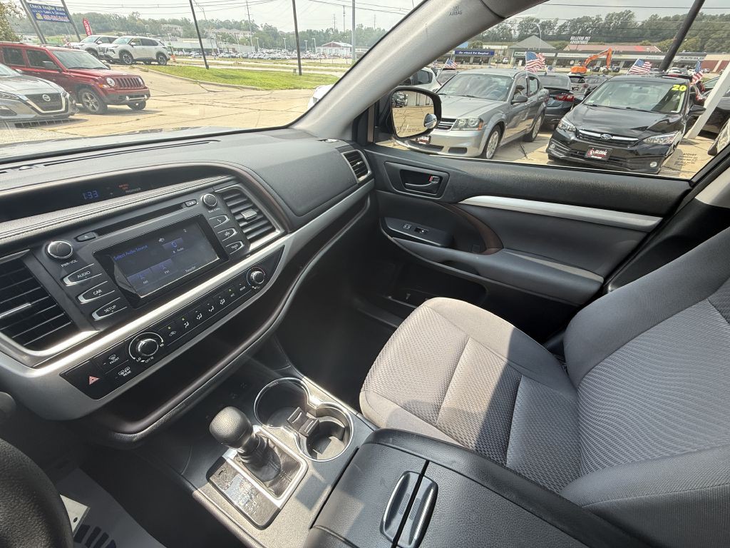 2017 Toyota Highlander Image 19