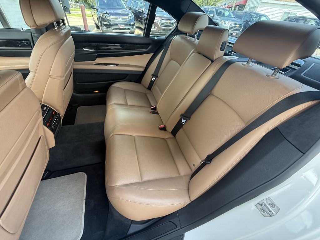 2015 BMW 7 Series Image 12