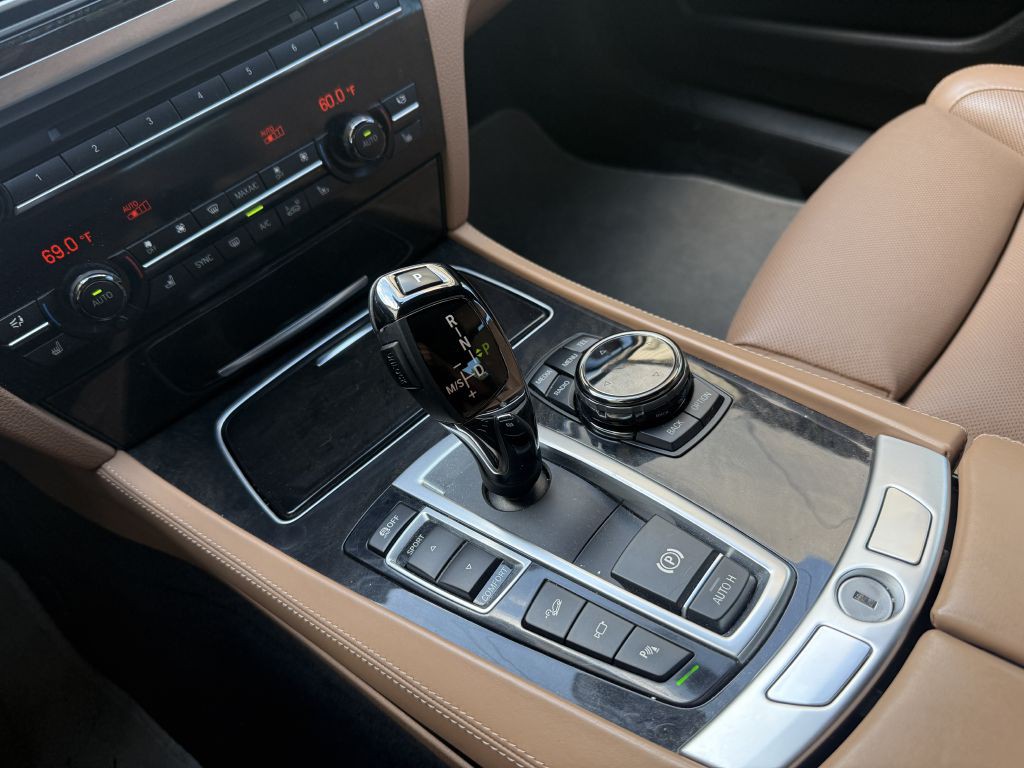 2015 BMW 7 Series Image 19