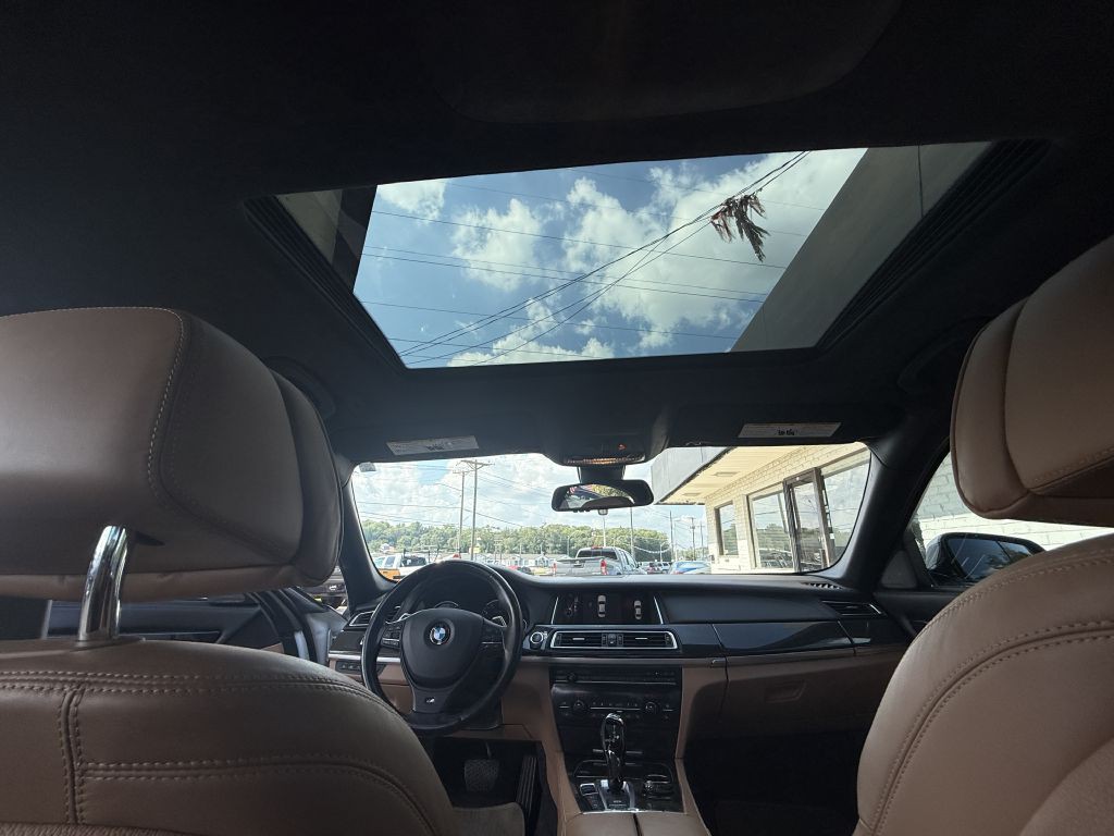 2015 BMW 7 Series Image 21