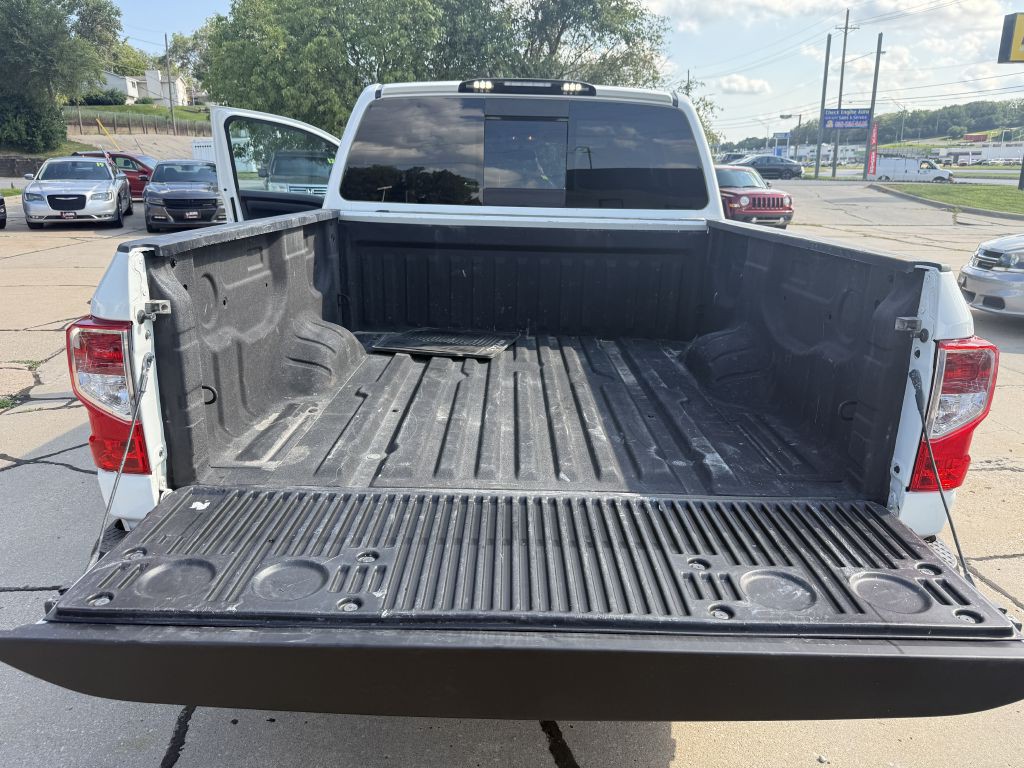 2017 Nissan Titan Image 9