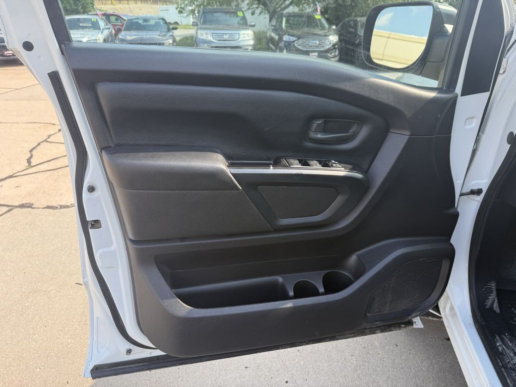 2017 Nissan Titan Image 10