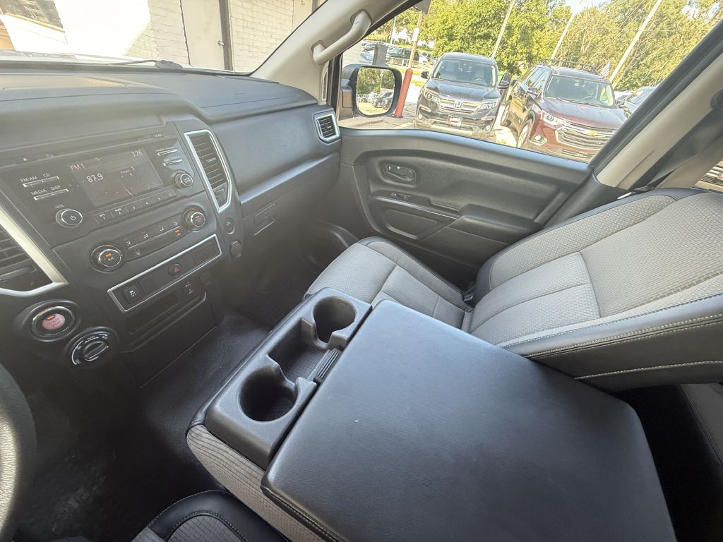 2017 Nissan Titan Image 17