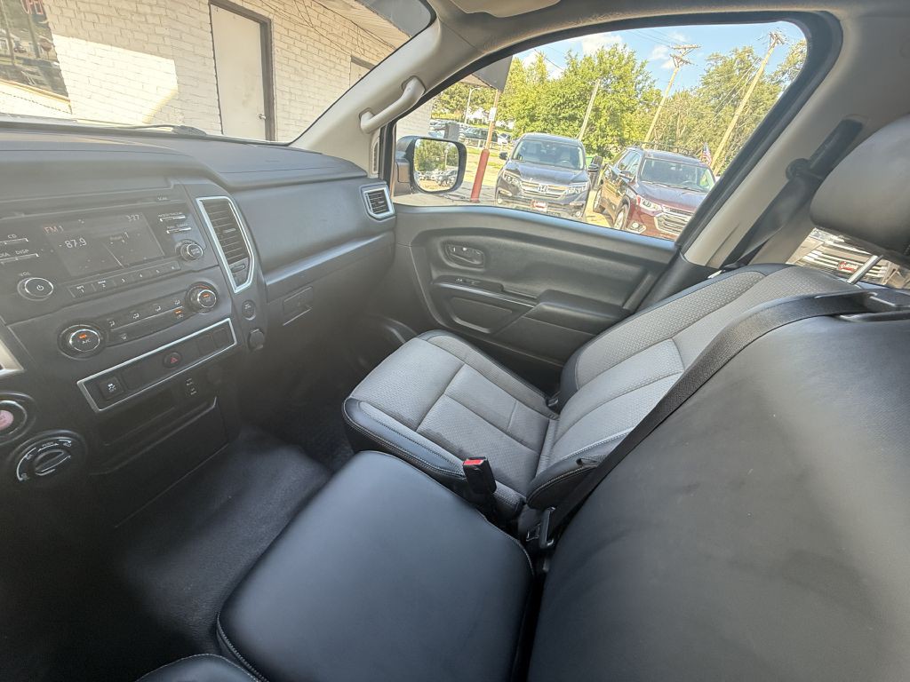 2017 Nissan Titan Image 18