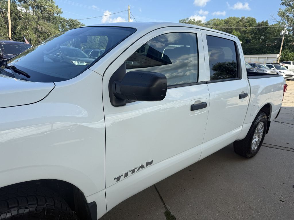 2017 Nissan Titan Image 20