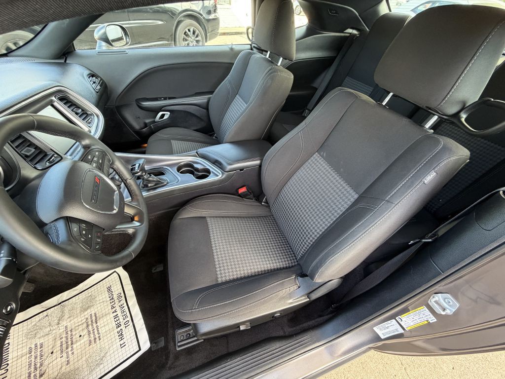 2016 Dodge Challenger Image 11