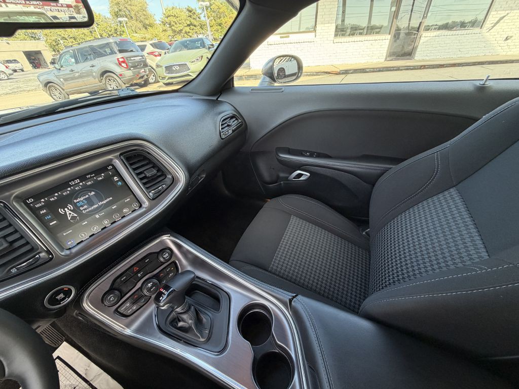 2016 Dodge Challenger Image 20