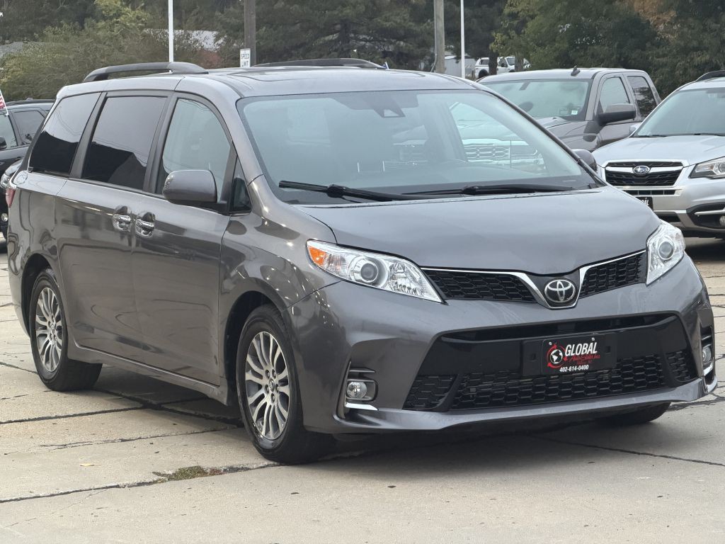 2018 Toyota Sienna Image 1