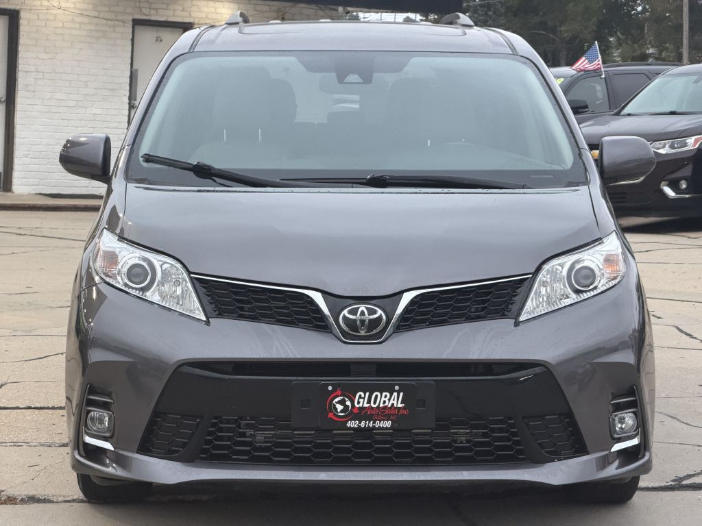 2018 Toyota Sienna Image 2