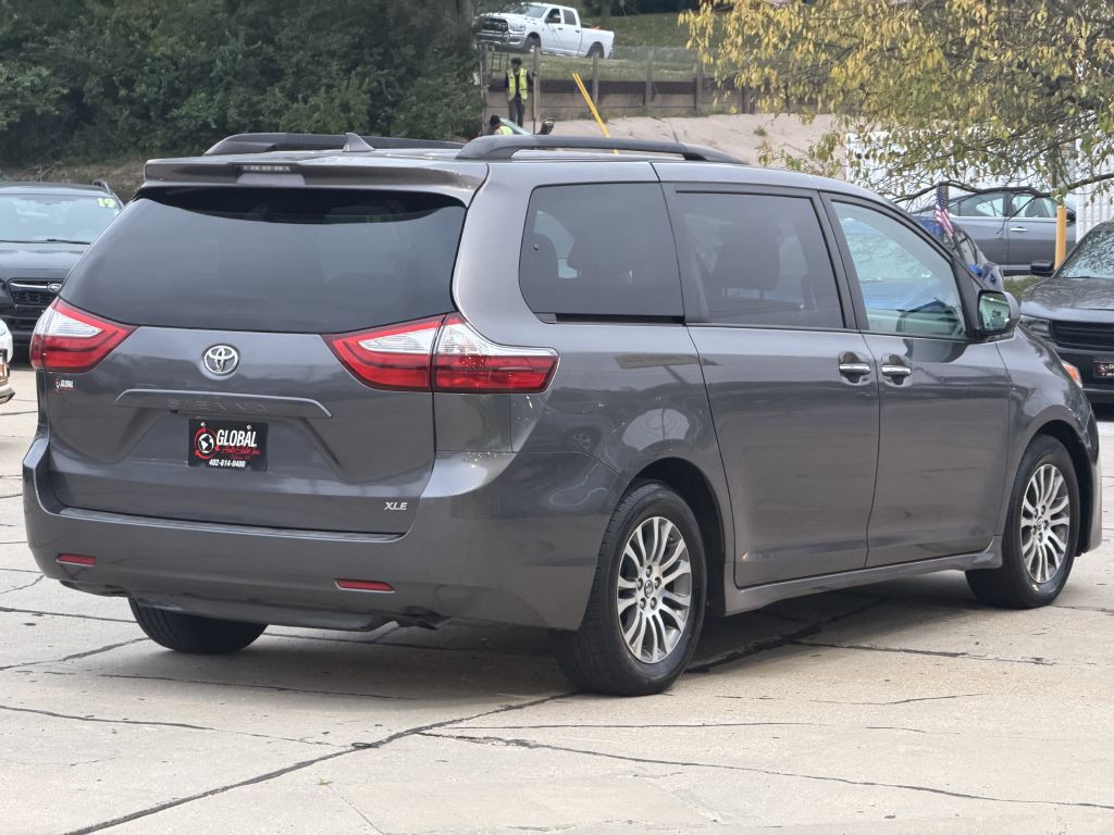2018 Toyota Sienna Image 7