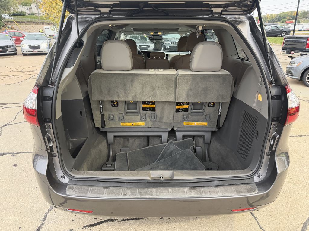 2018 Toyota Sienna Image 9