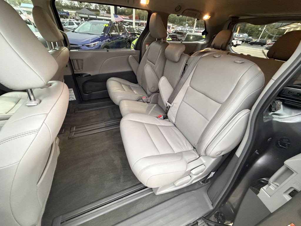 2018 Toyota Sienna Image 12