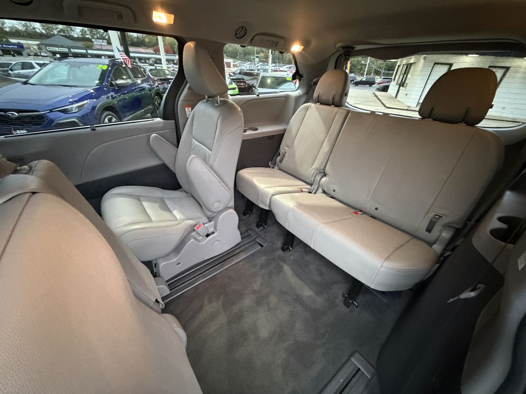 2018 Toyota Sienna Image 13