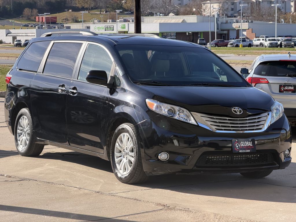 2015 Toyota Sienna Image 1