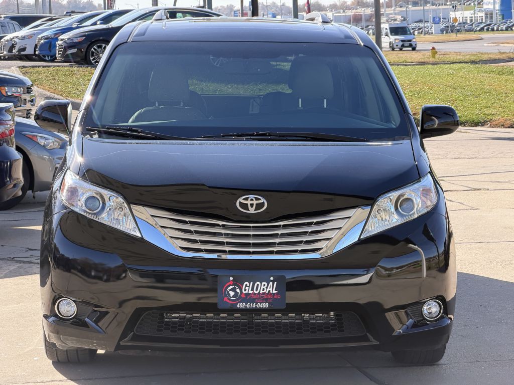 2015 Toyota Sienna Image 2