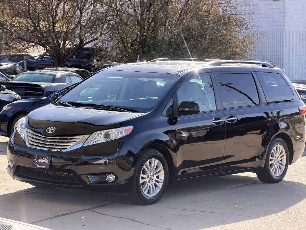 2015 Toyota Sienna Image 3