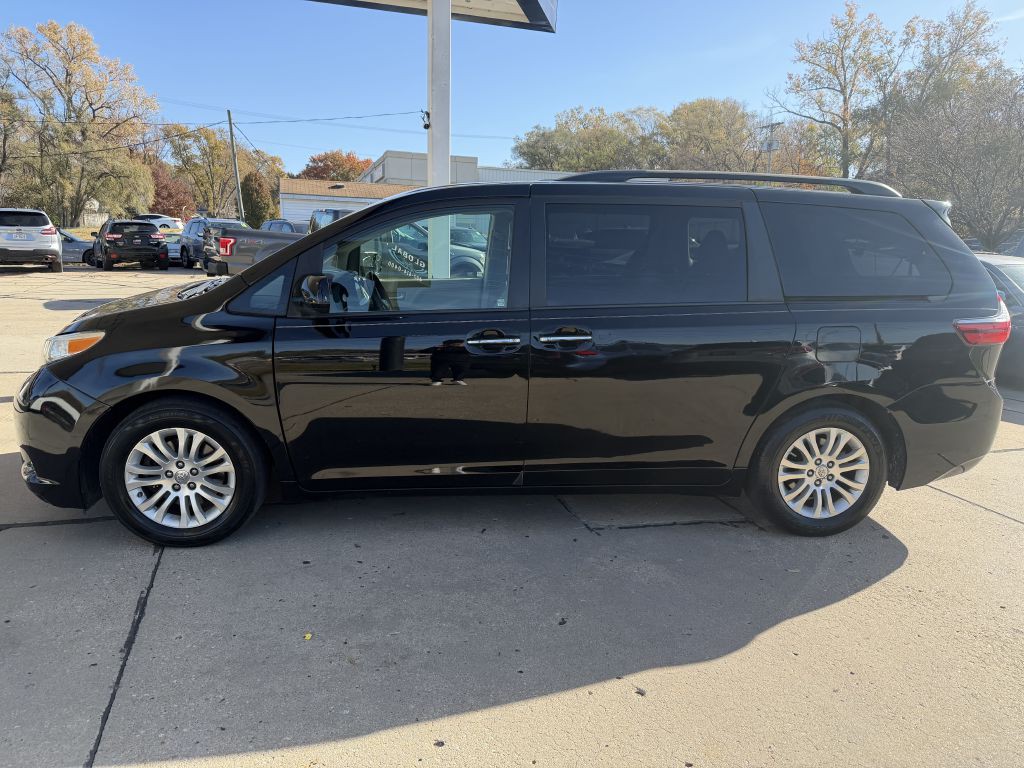 2015 Toyota Sienna Image 4