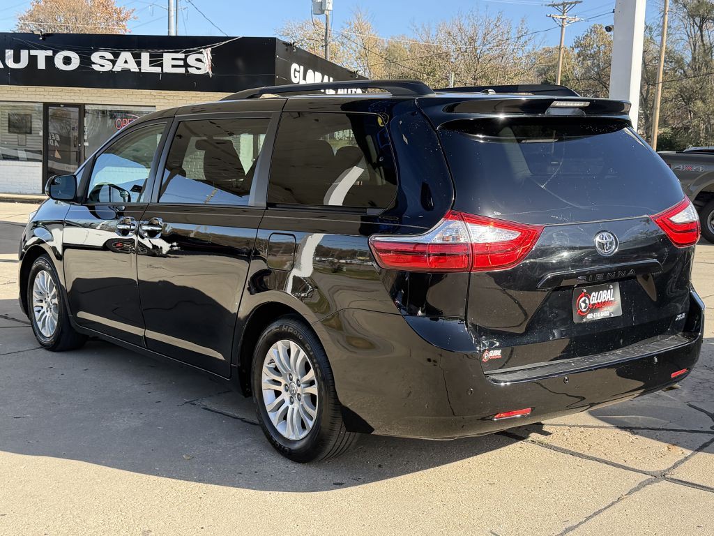 2015 Toyota Sienna Image 5