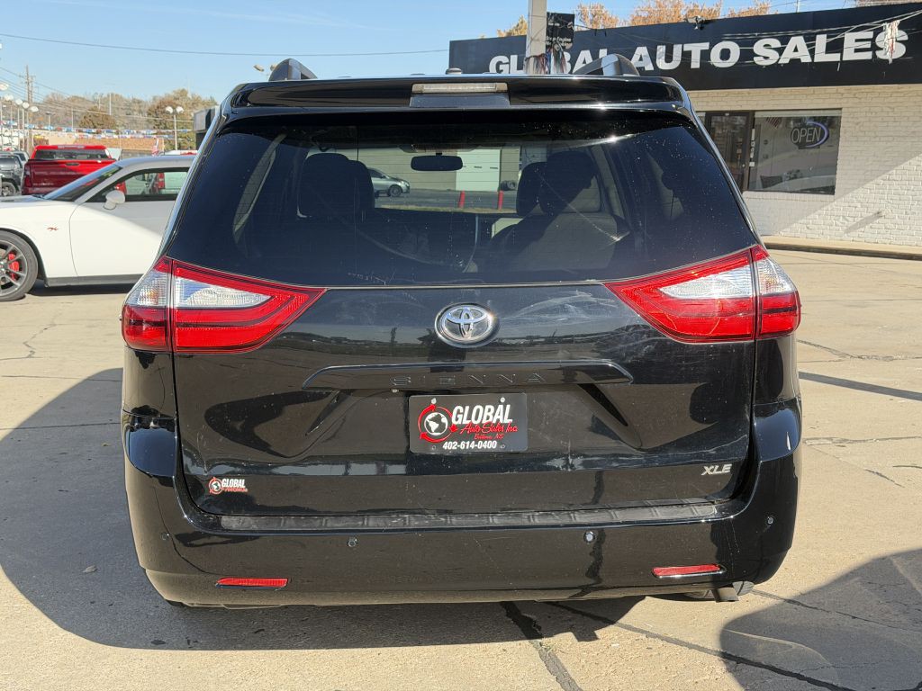 2015 Toyota Sienna Image 6