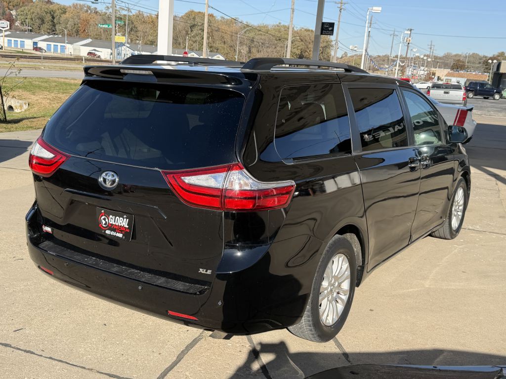 2015 Toyota Sienna Image 7