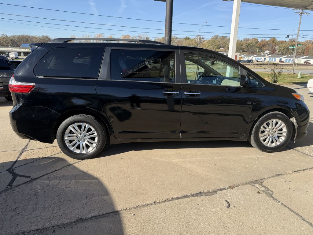 2015 Toyota Sienna Image 8