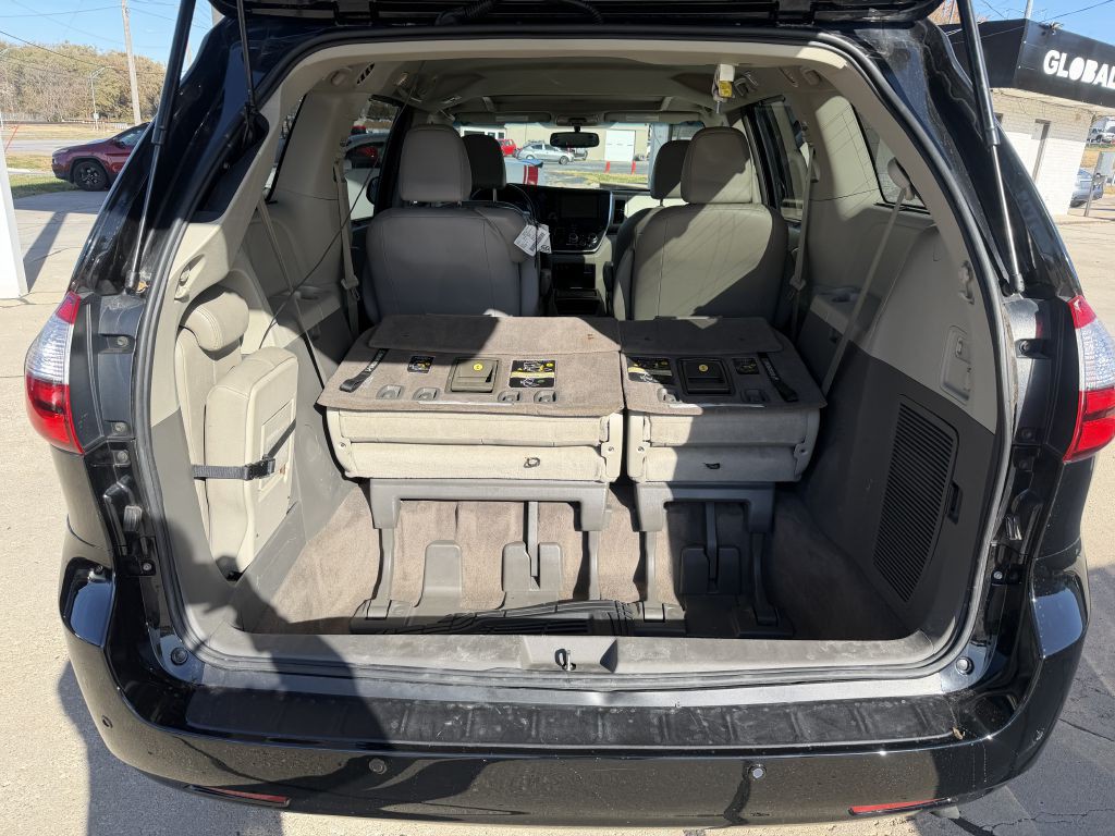 2015 Toyota Sienna Image 9