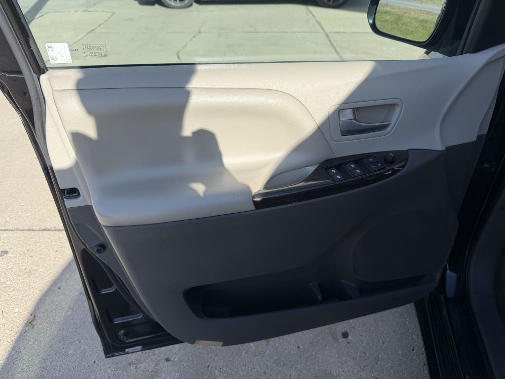 2015 Toyota Sienna Image 10