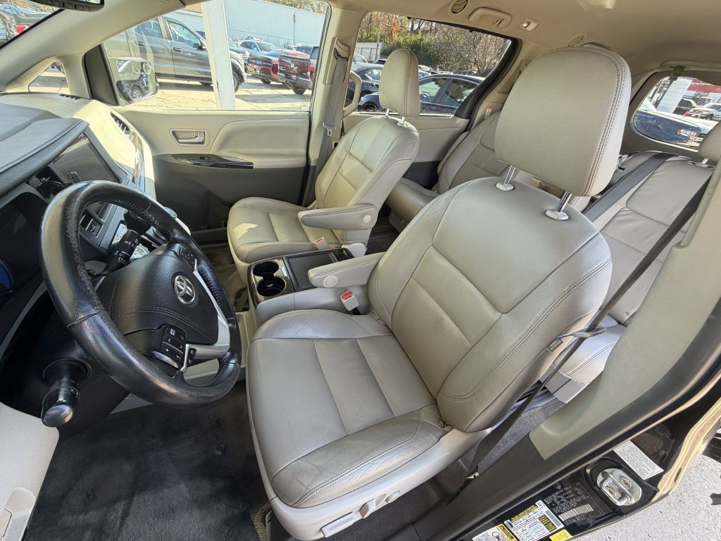 2015 Toyota Sienna Image 11