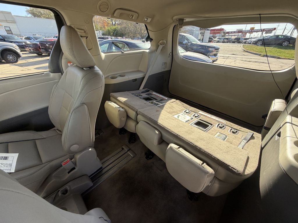 2015 Toyota Sienna Image 13
