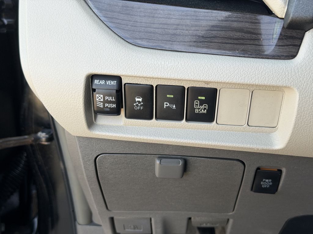 2015 Toyota Sienna Image 14
