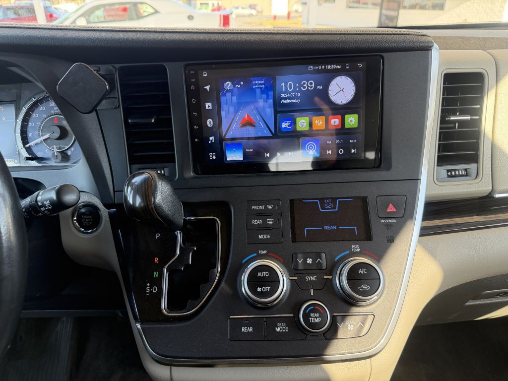 2015 Toyota Sienna Image 17