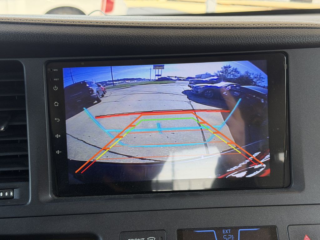 2015 Toyota Sienna Image 18