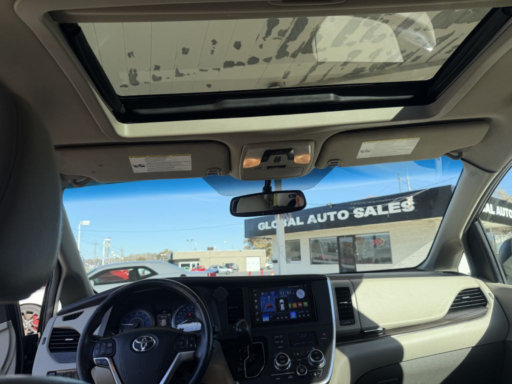2015 Toyota Sienna Image 21