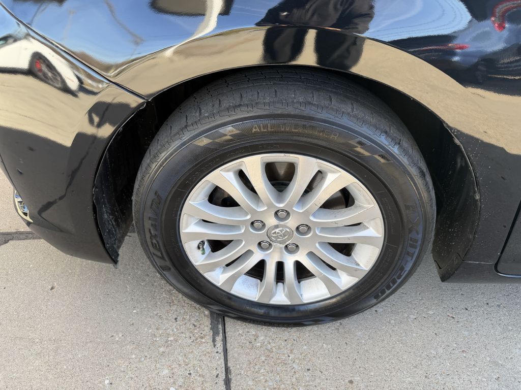 2015 Toyota Sienna Image 22