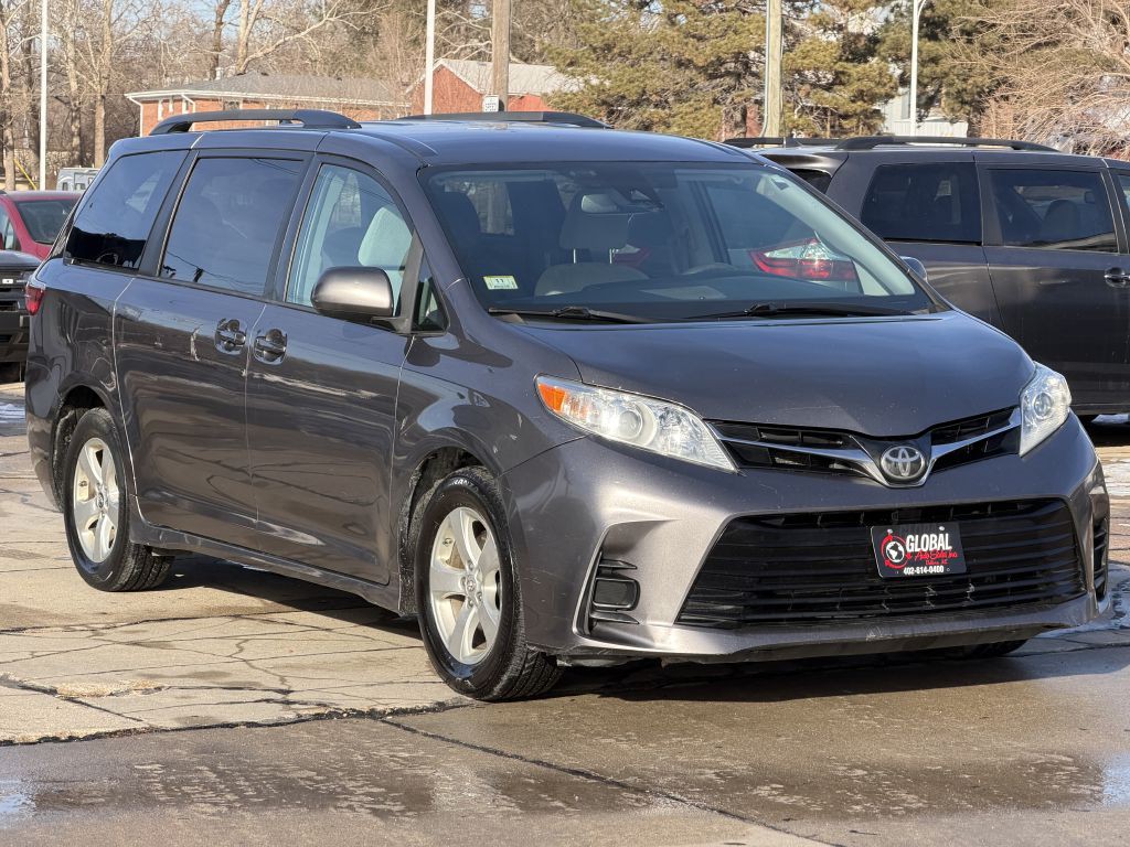 2018 Toyota Sienna Image 2