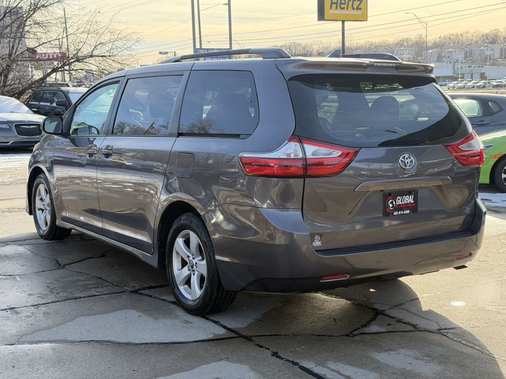 2018 Toyota Sienna Image 5