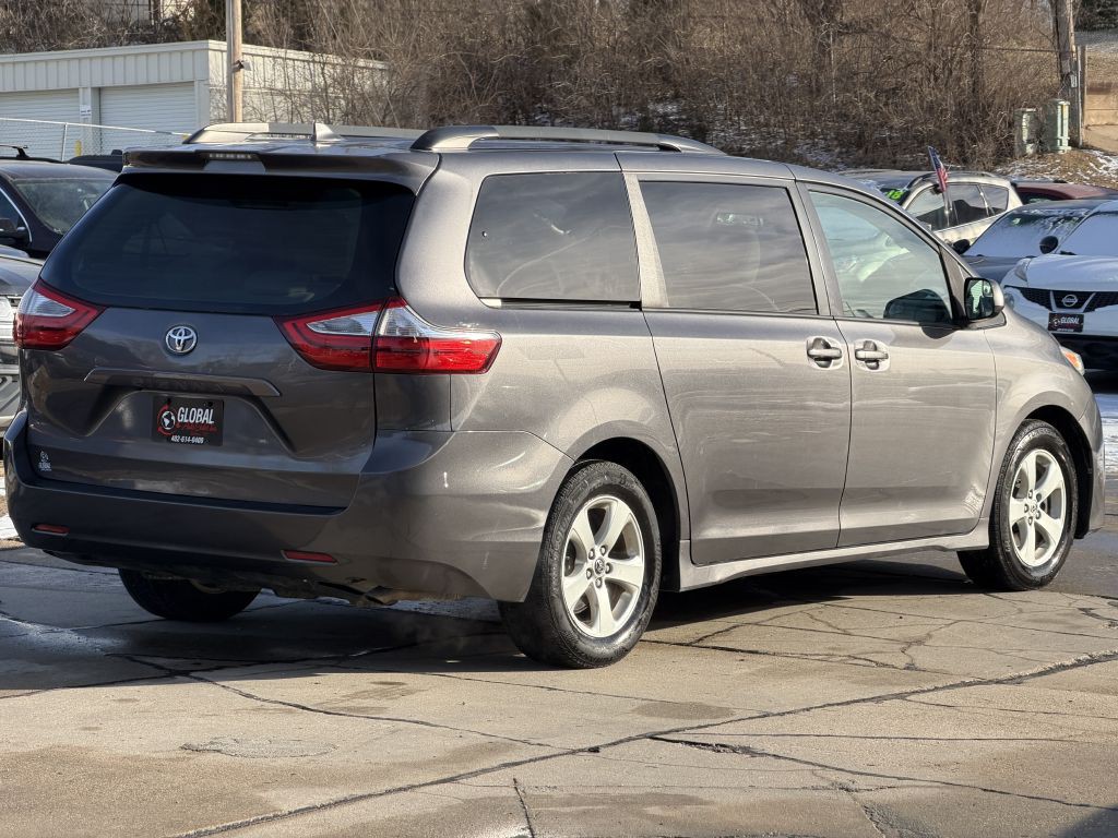 2018 Toyota Sienna Image 6