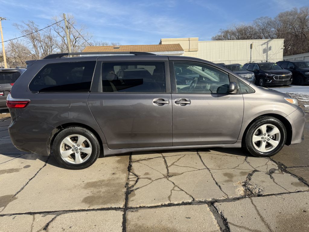 2018 Toyota Sienna Image 7