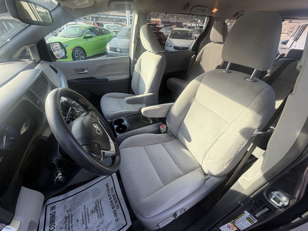 2018 Toyota Sienna Image 10