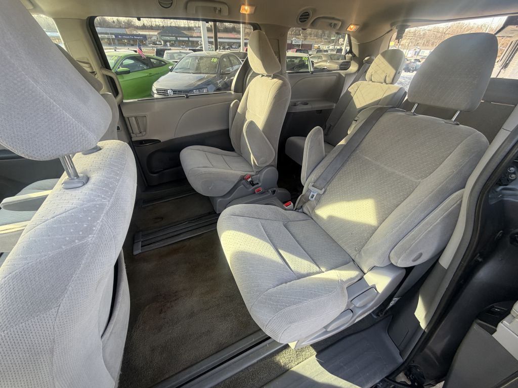 2018 Toyota Sienna Image 11