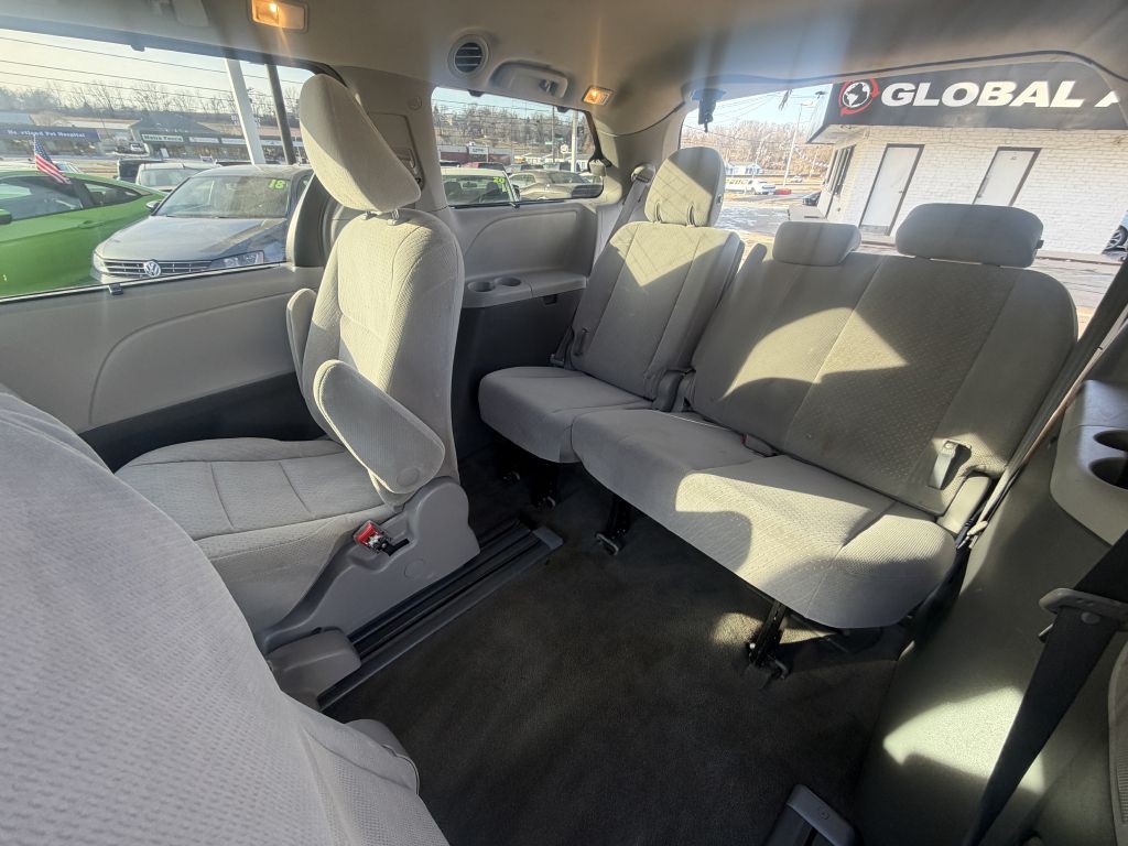 2018 Toyota Sienna Image 12