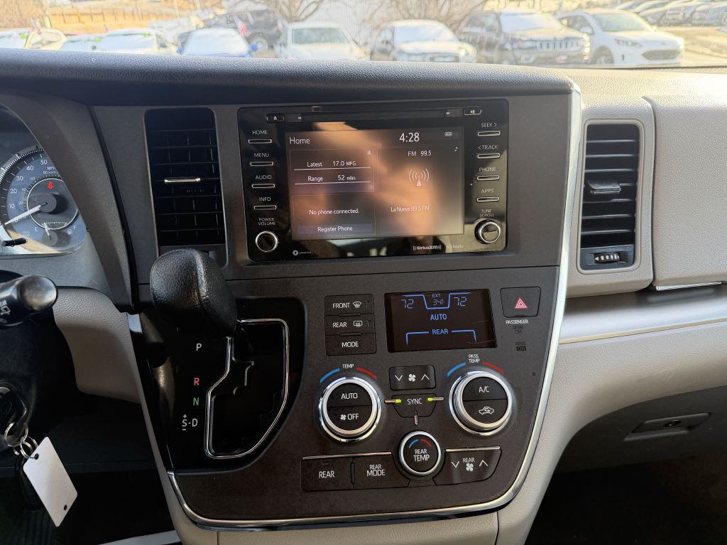 2018 Toyota Sienna Image 17
