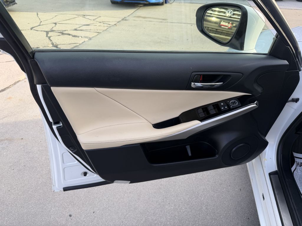 2016 Lexus IS Image 9