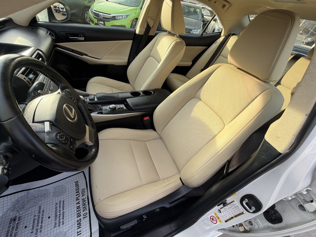 2016 Lexus IS Image 10